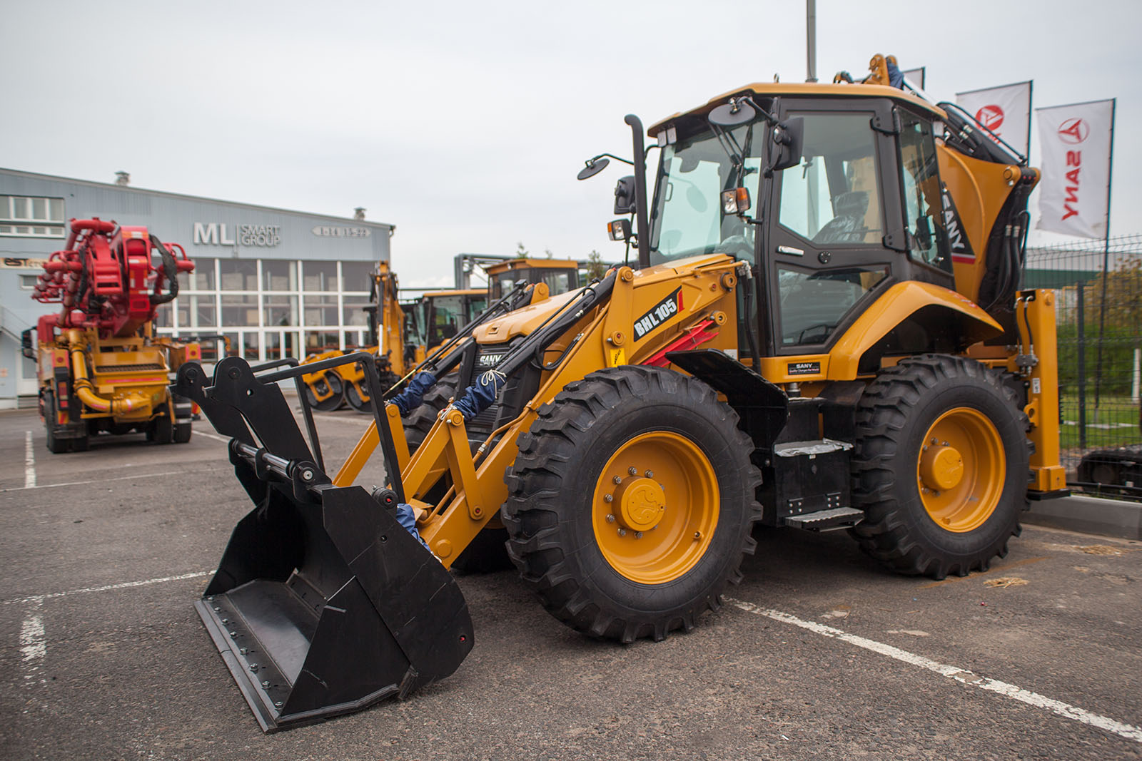 Экскаватор-погрузчик SANY BHL105