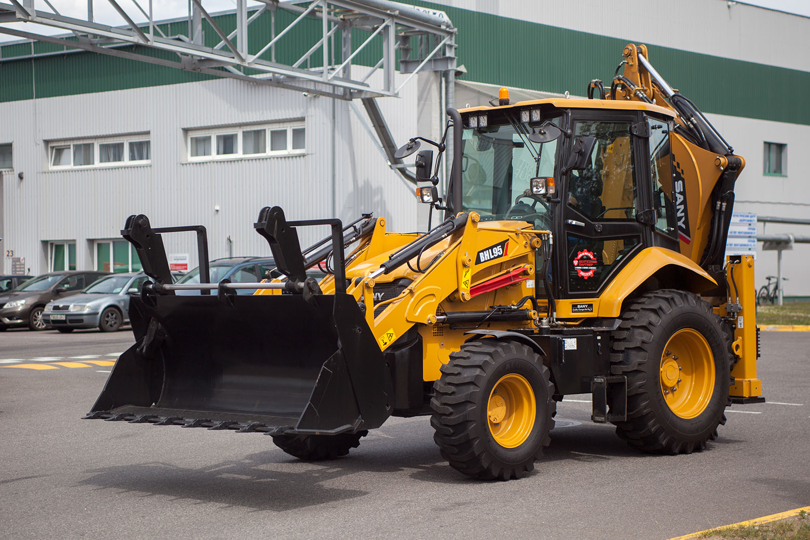 Экскаватор-погрузчик SANY BHL95 